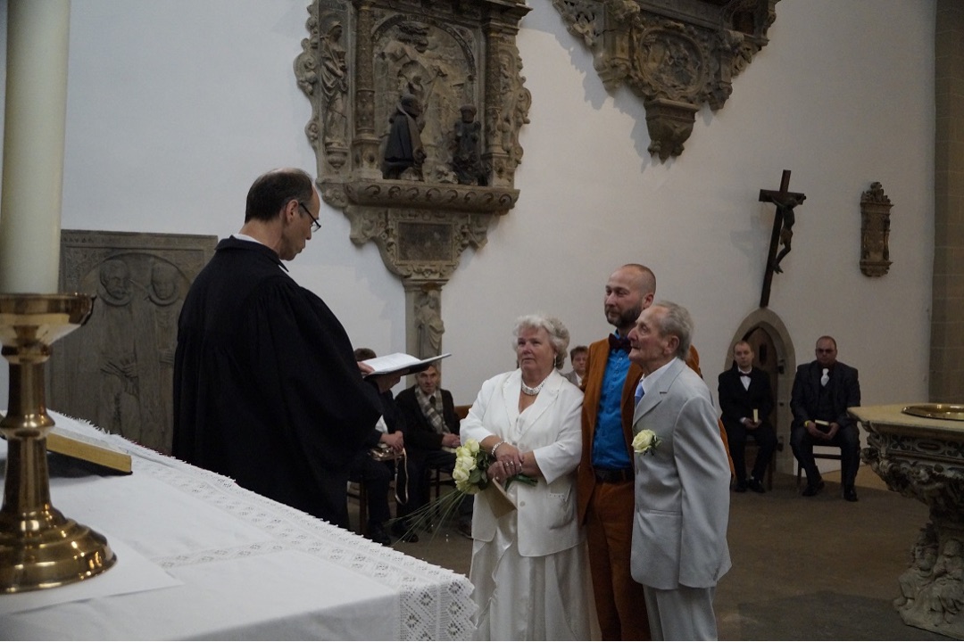 Namensgebung in der Kaufmannskirche in Erfurt mit Mario und seinen Eltern am Altar